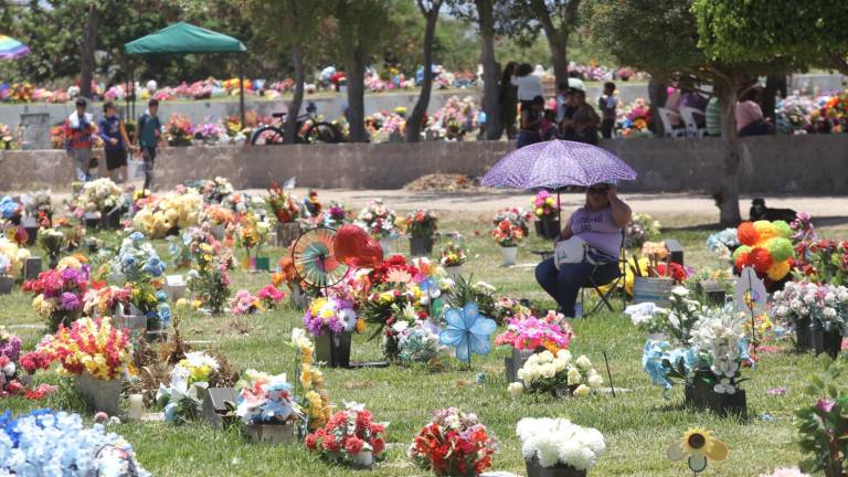 Grupos de personas acudieron a los panteones para llevar ramos de flores y arreglos especiales a sus madres.