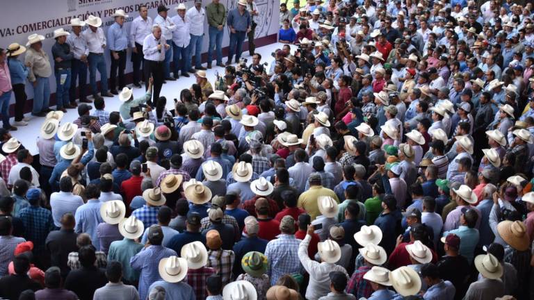 Rocha Moya atiende a agricultores; aún no logran el precio que piden