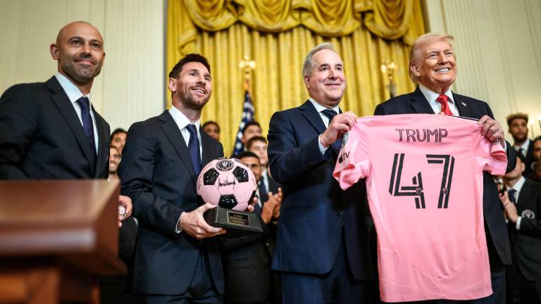 Lionel Messi saluda a Donald Trump.