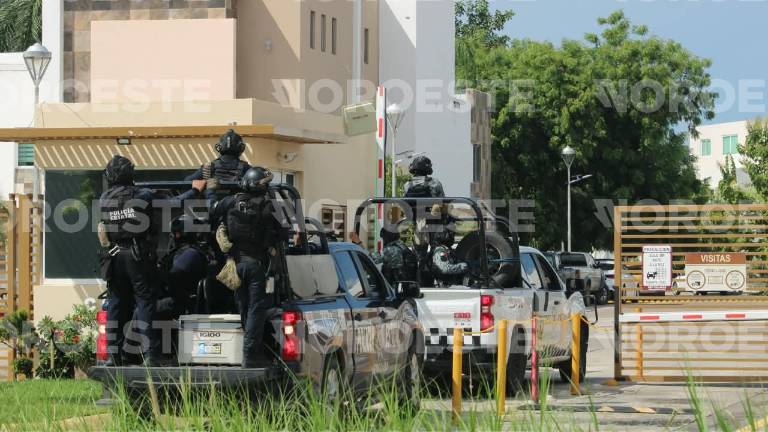Los policías estatales ingresaron a la privada, revisaron las casas señaladas en el reporte y confirmaron que en su interior se encontraron los objetos ilícitos.