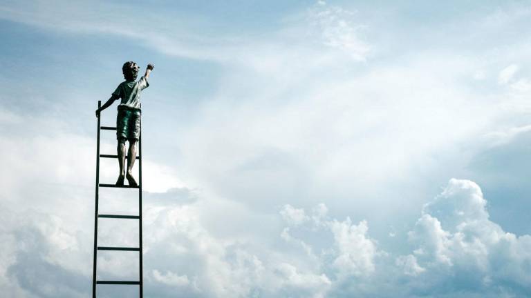 Contemplación escalera niño.