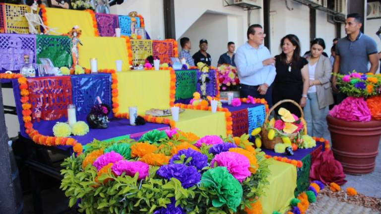 Realizan guardias de honor en altares de muertos en el Palacio Municipal de Mazatlán