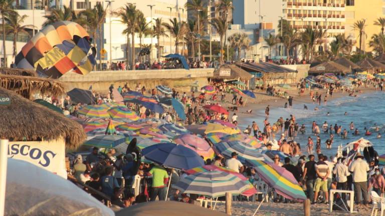 Visitantes y locales disfrutan las playas de Mazatlán