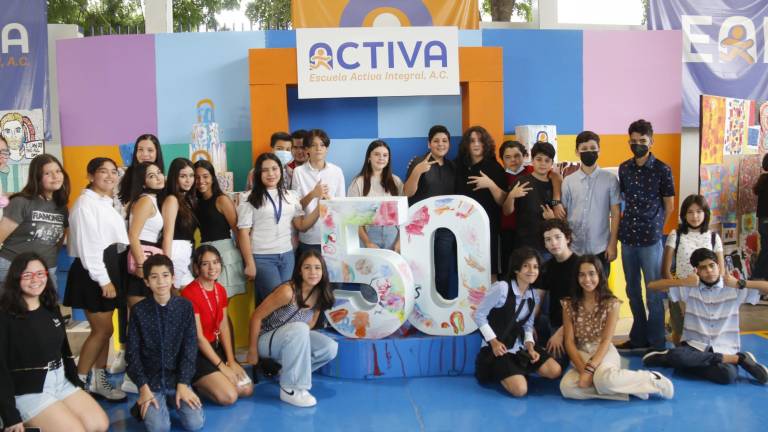 Los alumnos de la Escuela Activa Integral celebran los 50 años de la institución.