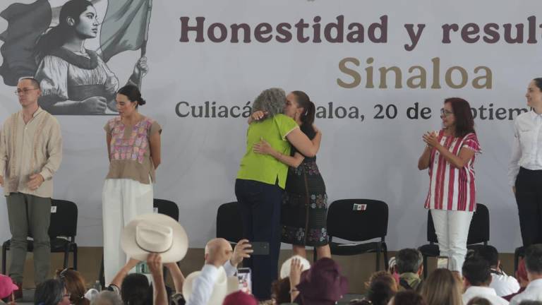 Durante el encuentro Presidenta y Gobernadora se abrazaron.