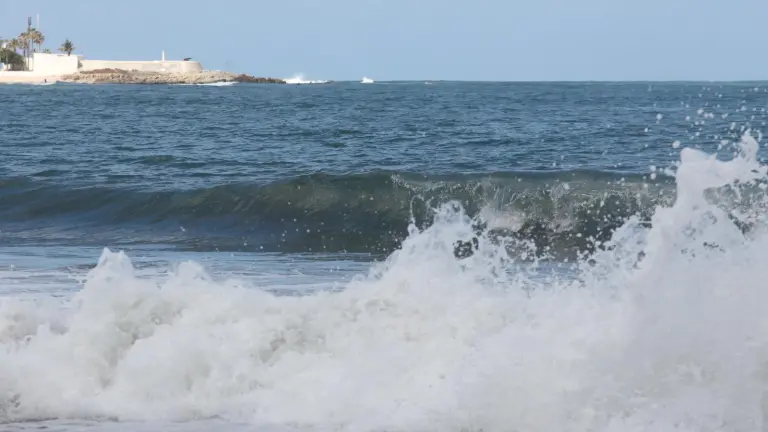 Mar de fondo mantiene en alerta a salvavidas y visitantes en Mazatlán.