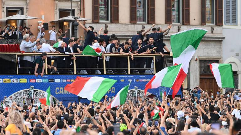 Los aficionados italianos se desbordaron en las calles para celebrar el título de la Euro logrado por su selección de futbol.