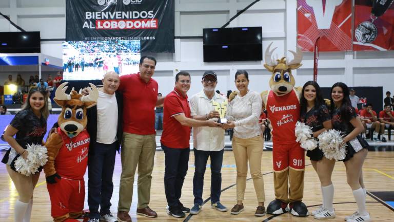 La entrenadora Julieta López de la Peña recibe su reconocimiento de manos del Alcalde Édgar González y de José Antonio Toledo Ortiz, presidente del Consejo de Administración de Espectáculos Costa del Pacífico.