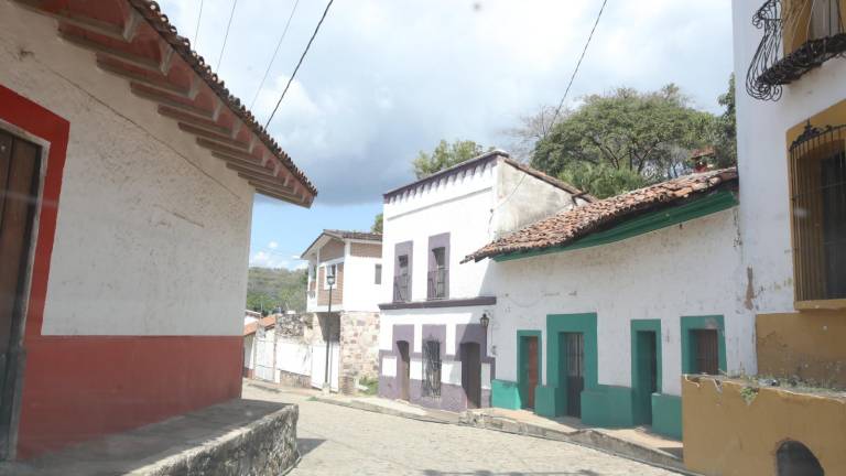 Prácticamente es un pueblo fantasma donde no se ve a ninguna persona, solo algunos perros que piden de comer.