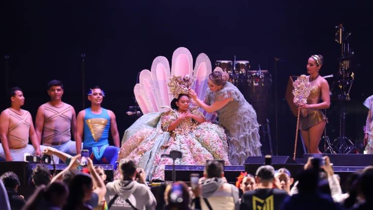 Ángela I recibe la corona de Reina Infantil del Carnaval de Mazatlán de mano de la presidenta del Sistema DIF Sinaloa