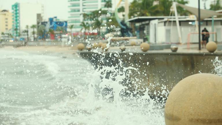 Ante la cercanía de “Lidia”, en Mazatlán se ha incrementado el oleaje este lunes.