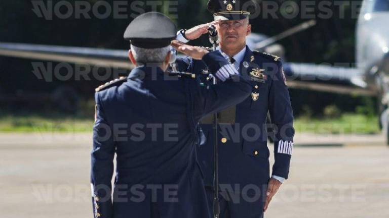 Edgar Emmanuel Campos Martínez rinde protesta como nuevo comandante de la Base Aérea Militar No. 10.