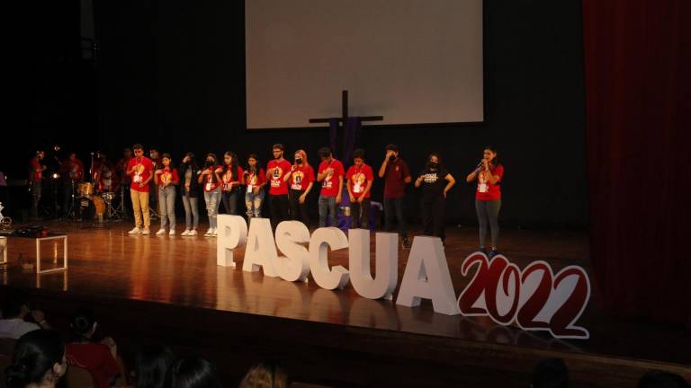 Jóvenes participan en la Pascua Juvenil 2022.