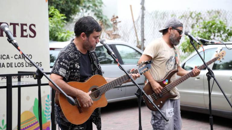 Música y poesía llegó al Paseo de las Artes.