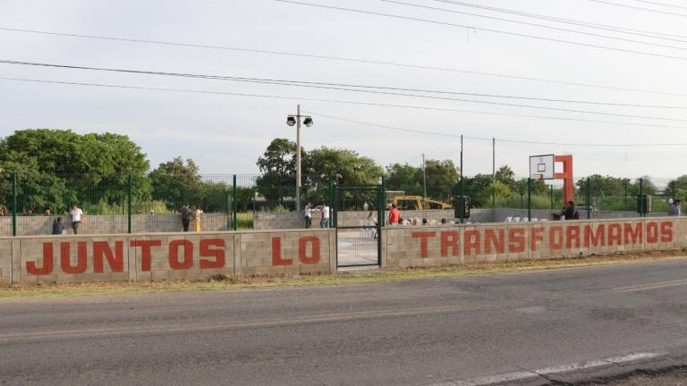 La cancha de basquetbol recibe una remozada.