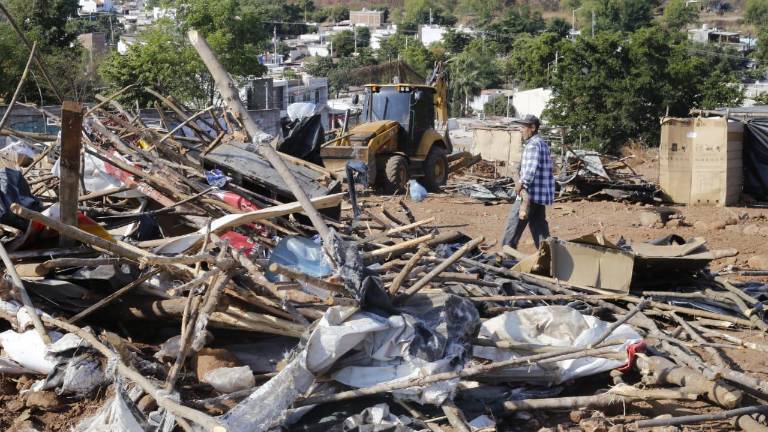 Camas tendidas, mesas con platos a medio usar, ropa olvidada, cubetas, garrafones, juguetes y láminas retorcidas que hoy quedaron en escombros.