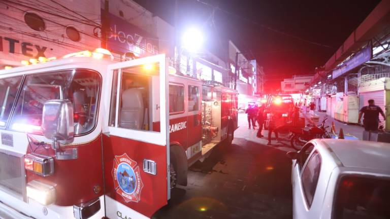 Corto circuito en Mercado Pino Suárez moviliza a bomberos en Mazatlán