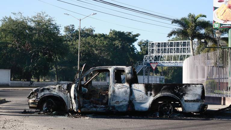 Durante la jornada violenta que se registró en Sinaloa el pasado jueves, hubo despojo de vehículos que luego fueron incendiados.