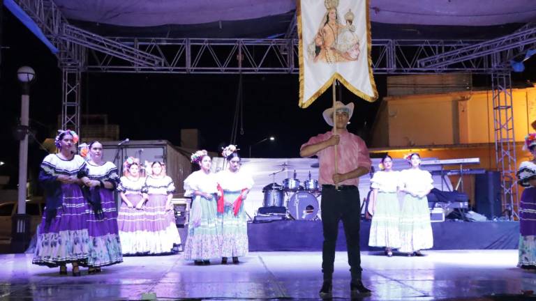 El 368 aniversario de la fundación de El Rosario es celebrado con un espectáculo en la explanada municipal.