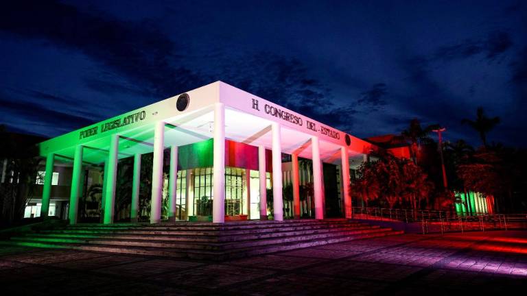 Se ilumina el edificio del Congreso del Estado de Sinaloa para iniciar la celebración de septiembre