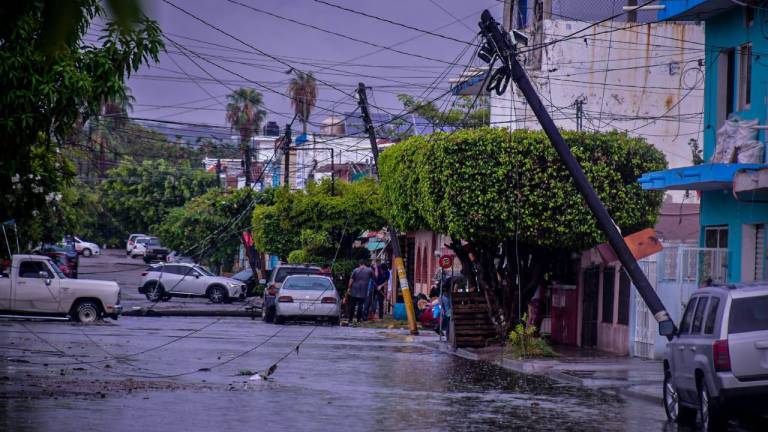Tras las lluvias de este sábado, varias zonas de Mazatlán se quedaron sin energía eléctrica.