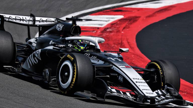 Checo Pérez batalla en Shanghái y termina 15º.