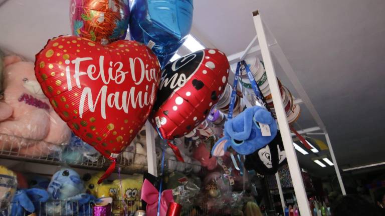 Globos y diversos regalos se pueden encontrar en los locales del Centro de Culiacán.
