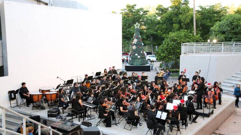 Lla Orquesta Sinfónica Juvenil de la Escuela Superior de Artes “José Limón ofreció un concierto en celebración de la Navidad.