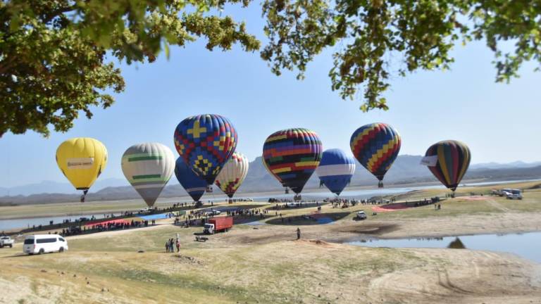 Diversos globos aerostáticos ofrecen sobrevuelos a las familias en el Festival del Globo Culiacán 2023, desde donde se puede apreciar la vista natural.