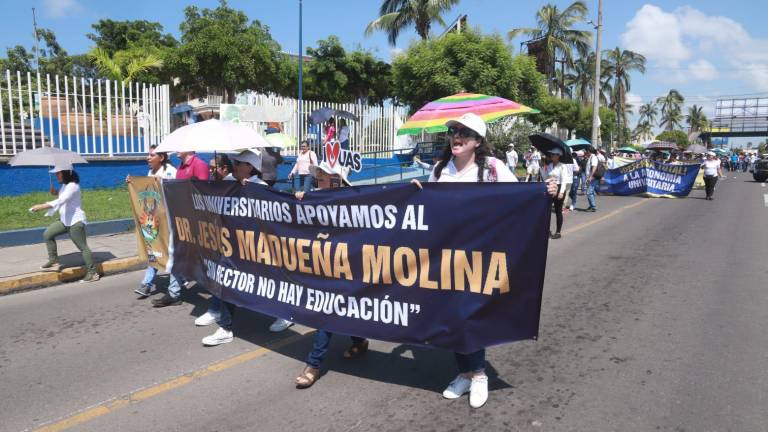 Trabajadores de la UAS se retiran de la manifestación con la que bloquearon la avenida Ejérito Mexicano, en Mazatlán.