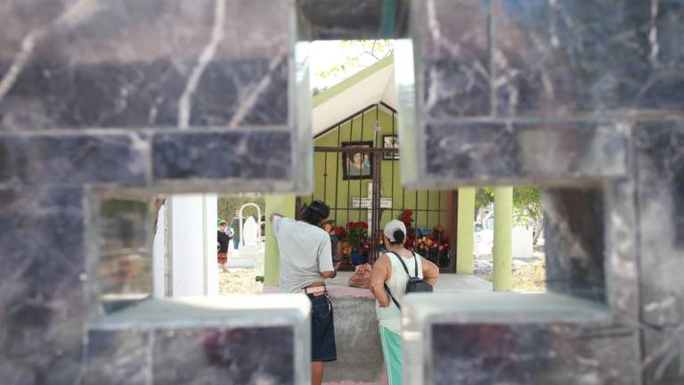 Cientos de familias acuden a los panteones este domingo en Mazatlán para recordar a sus padres en conmemoración de su día.