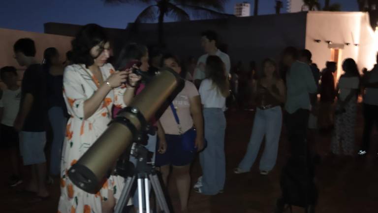 Niños y adultos observaron la luna a través de telescopios durante la Noche Internacional de Observación de la Luna en Mazatlán.