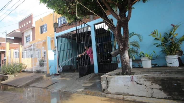 A vecinos de la Colonia Jacarandas, en Mazatlán, el agua se coló a cocheras y escaleras