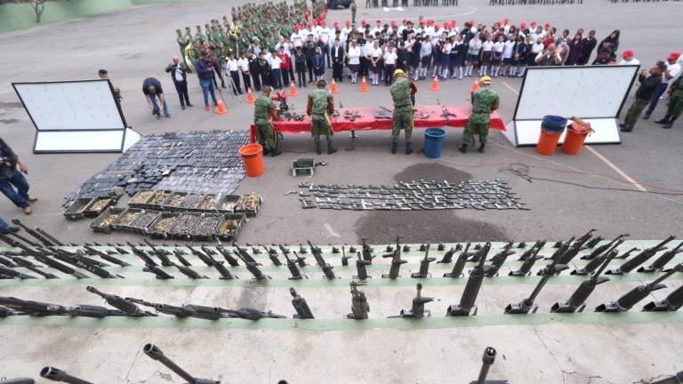 Personal del Ejército Mexicano destruye armas que han sido decomisadas o puestas a su disposición.