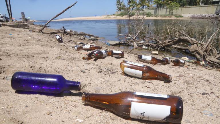 Todo tipo de basura dejan los bañistas en las playas de Mazatlán.