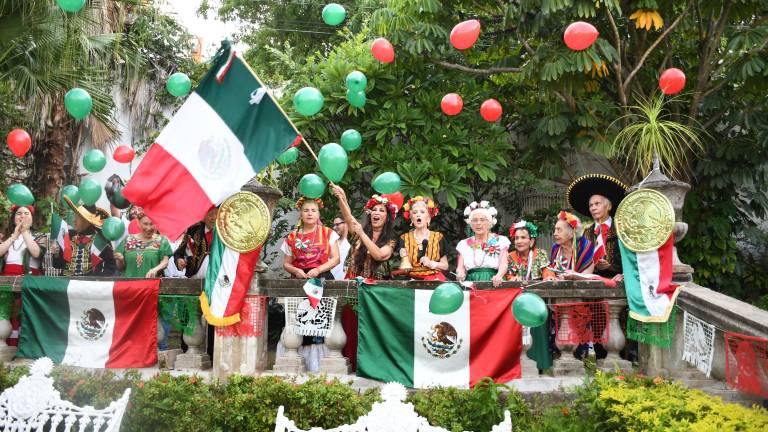 Amelia Silvia Duagon fue la encargada de dar el grito de Independencia en el festejo mexicano que organizó el albergue Plenitud con Calidad.
