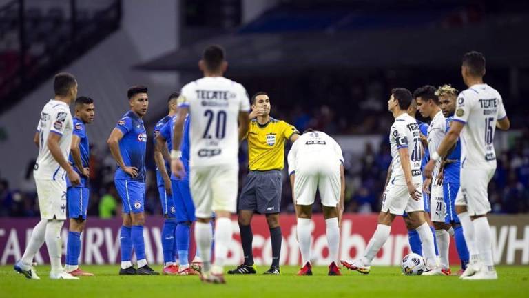 El juego entre Cruz Azul y Rayados se vio detenido unos minutos.
