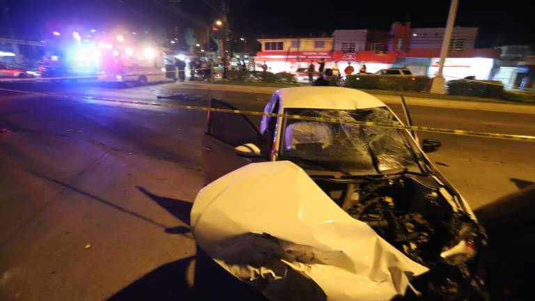Motociclista muere al chocar contra auto en crucero de Urías, en Mazatlán