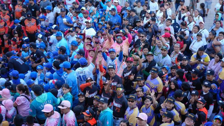 El recorrido inició en la Glorieta Sánchez Taboada y concluyó frente al Palacio Municipal, en un ambiente de fiesta y unión familiar.