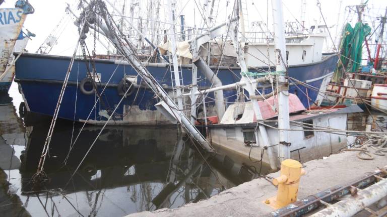 Barco que se hundió hace 2 semanas no ha sido retirado del muelle en Mazatlán