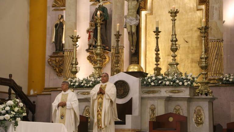 El Obispo de la Diócesis de Culiacán, Jesús José Herrera Quiñónez, encabezó la celebración, junto con el Padre Manuel Silva, Rector de Catedral.