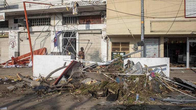Rebasado relleno sanitario de Acapulco y las calles siguen inundadas de basura después de ‘Otis’