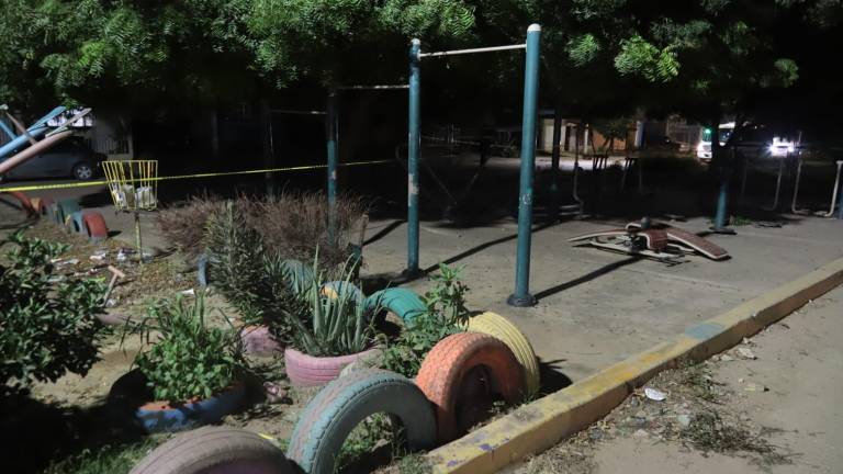 Un hombre sufrió un ataque a balazos este sábado en un área de juegos infantiles de la colonia Felipe Ángeles; falleció al llegar al hospital.