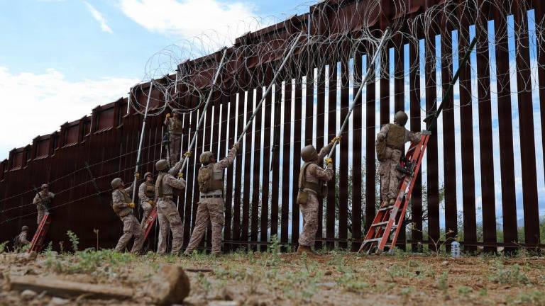 En el ejercicio intervinieron vehículos policiales y militares de ambos países y levantaron una barrera metálica para impedir el cruce de migrantes sin documentos.