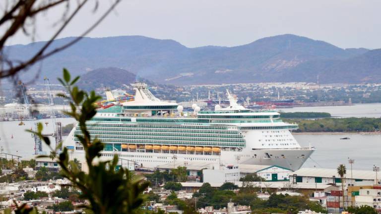 El crucero turístico Navigator of the Seas llegó a Mazatlán procedente de Cabo San Lucas, Baja California Sur.