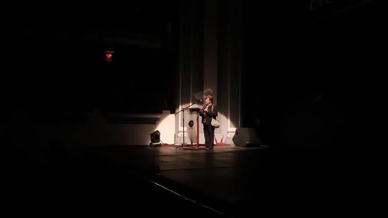 Elsa Cross expresa unas palabras de agradecimiento.