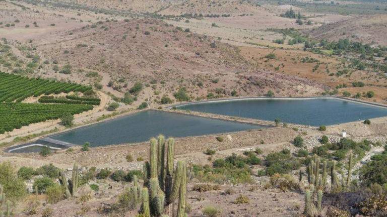 Tranques de agua para la producción agrícola en la zona central de Chile.