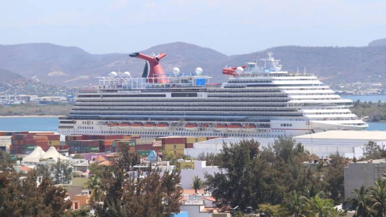 Pasean por Mazatlán miles de turistas del crucero Carnival Panorama