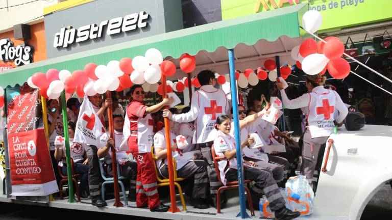 El desfile con más de 150 elementos de la institución marca el inicio de la Colecta Anual de Cruz Roja.