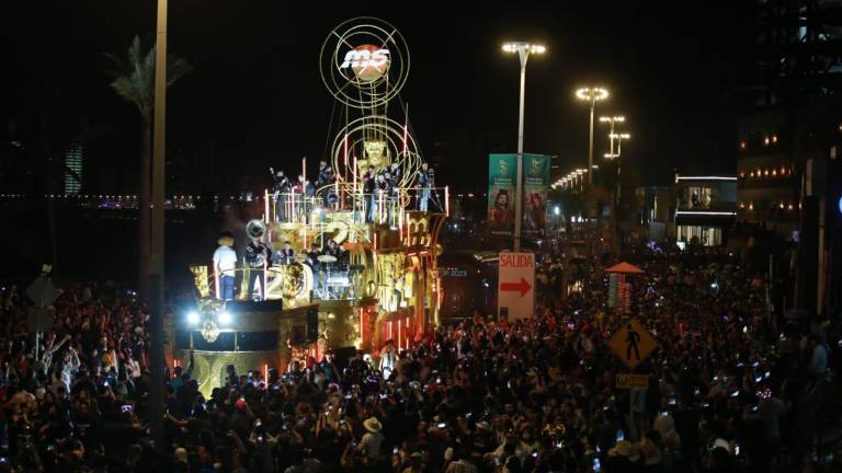 Da la Banda MS el gran cierre en el desfile del Carnaval de Mazatlán